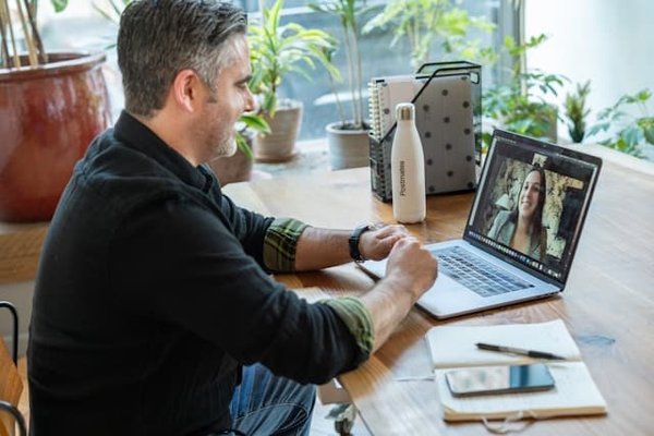 Comment aménager un espace de télétravail ergonomique dans un salon ouvert ?