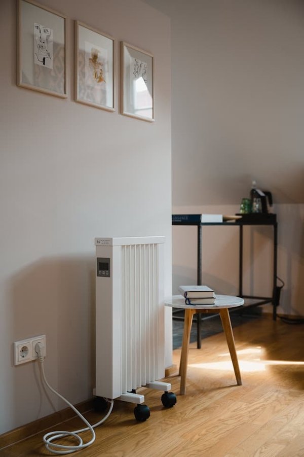Quelle est la meilleure méthode pour installer un système de chauffage radiant par le sol dans une maison ancienne ?