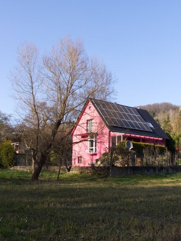 Comment installer des panneaux solaires sur un toit à faible inclinaison pour maximiser l'efficacité énergétique ?