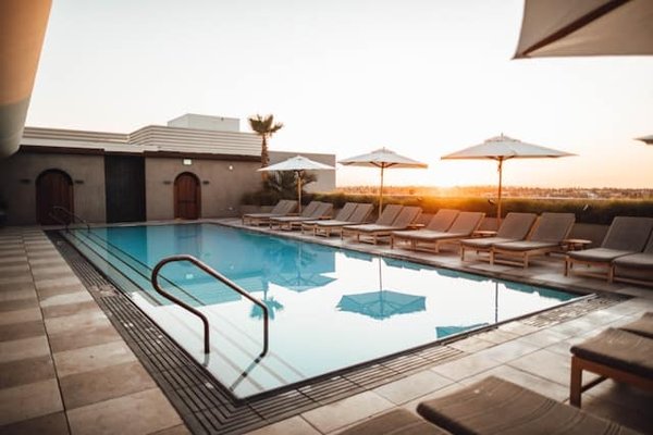 Quels types d'éclairage LED sont les plus adaptés pour une piscine intérieure?