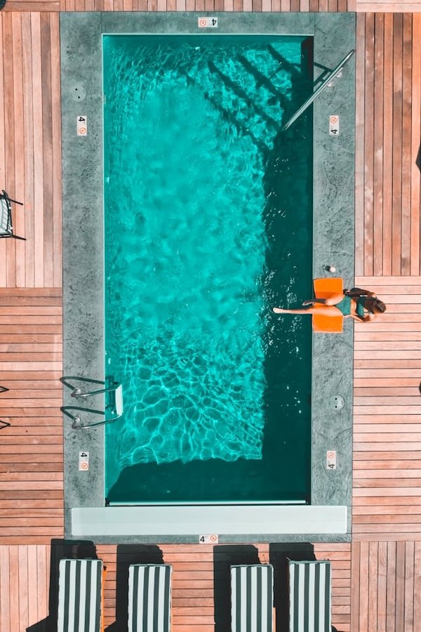 Comment installer un abri de piscine rétractable pour une utilisation toute l'année?