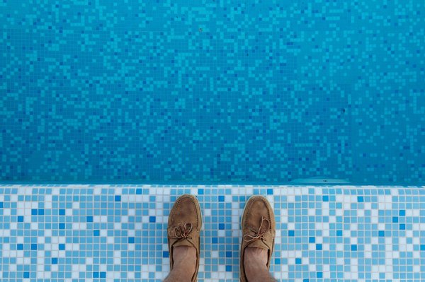 Comment concevoir une piscine pour une maison écologique et autonome en énergie?