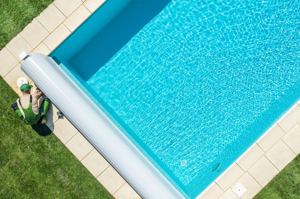 Découvrez les avantages des volets piscine azenco